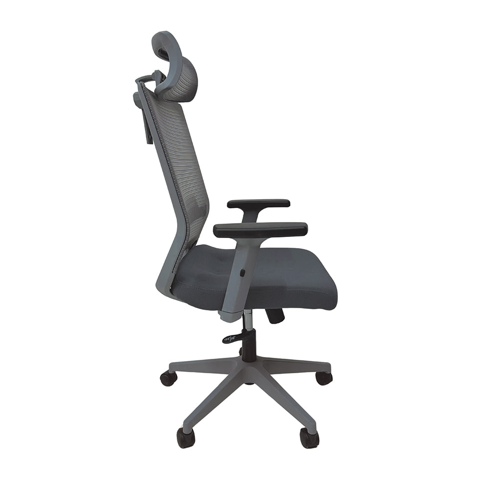 Cadeira de escritório presidente c/ ajuste de braço, encosto em tela e assento em tecido - Nova Itália