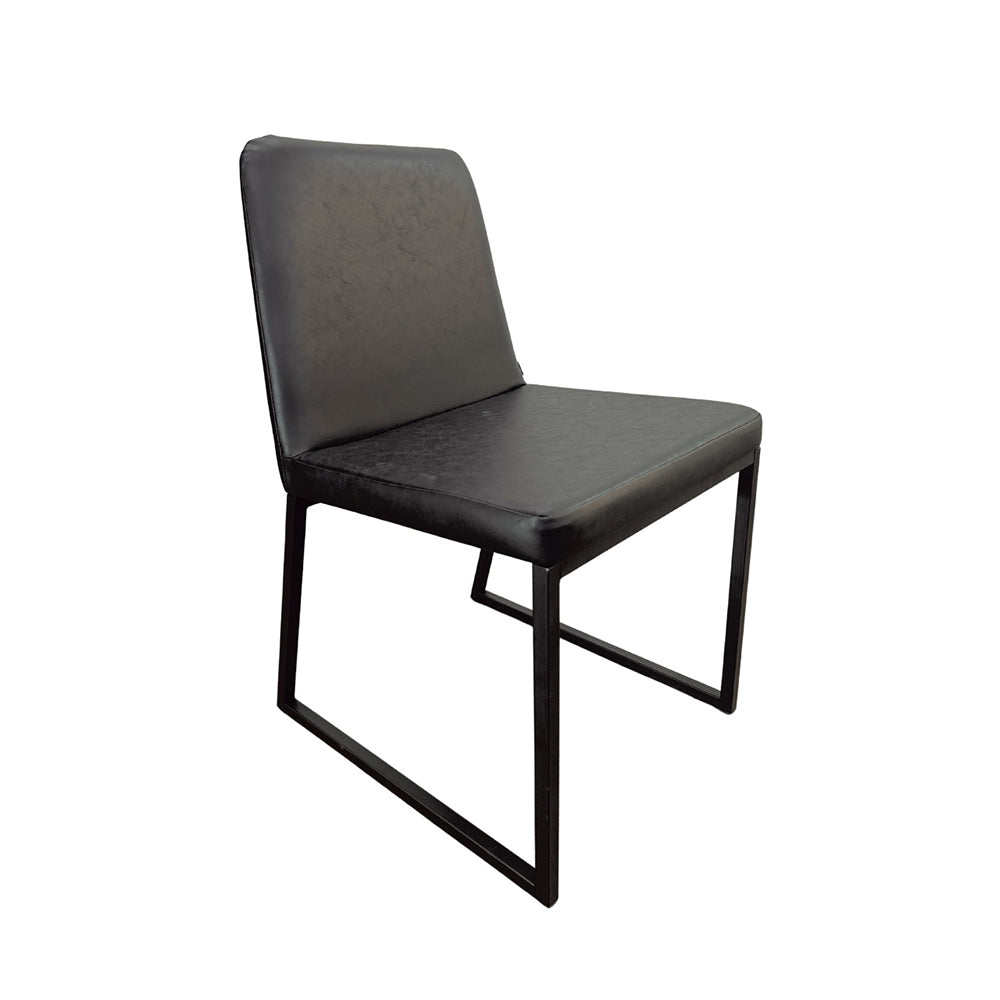 Cadeira de Escritório Yanka estofada em courvin liso e com pés em aço - Móveis DAF