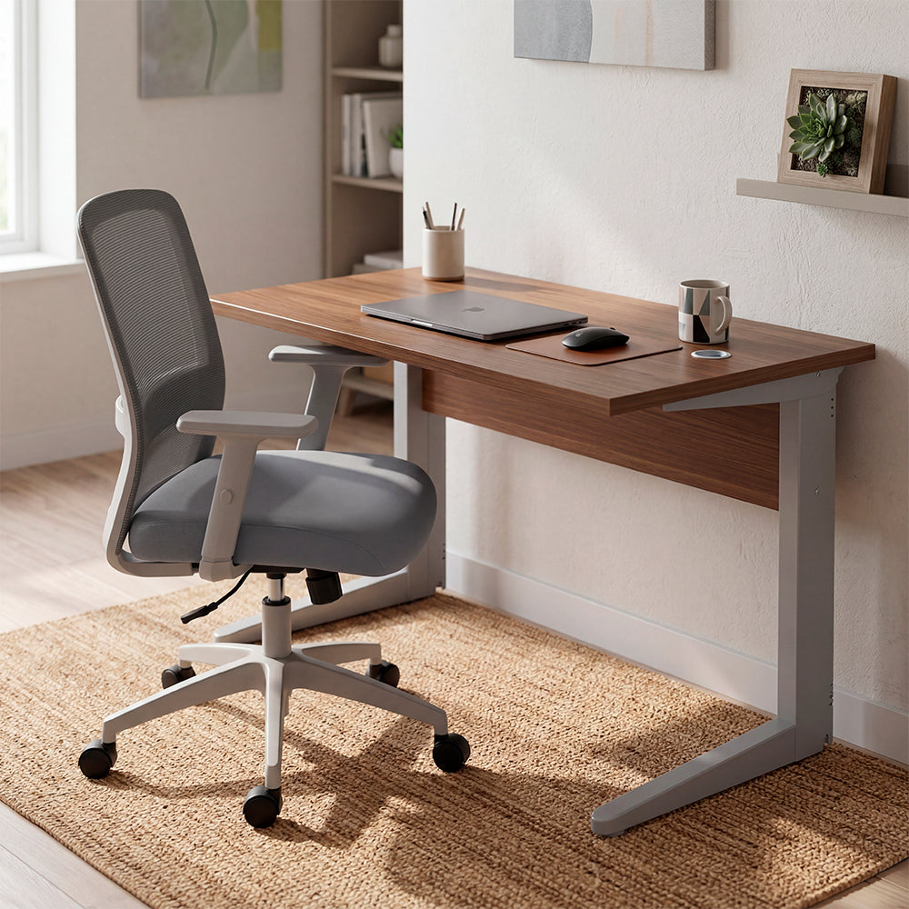 Kit Promocional Mesa de Escritório 100cm castanho tannat com Pé metálico prata - SM Alfa BP - 74Ax100Lx60P + Cadeira de Escritório diretor Aria cinza