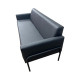 Sofá Hera 3 Lugares em Courvin com Base Epóxi Preta