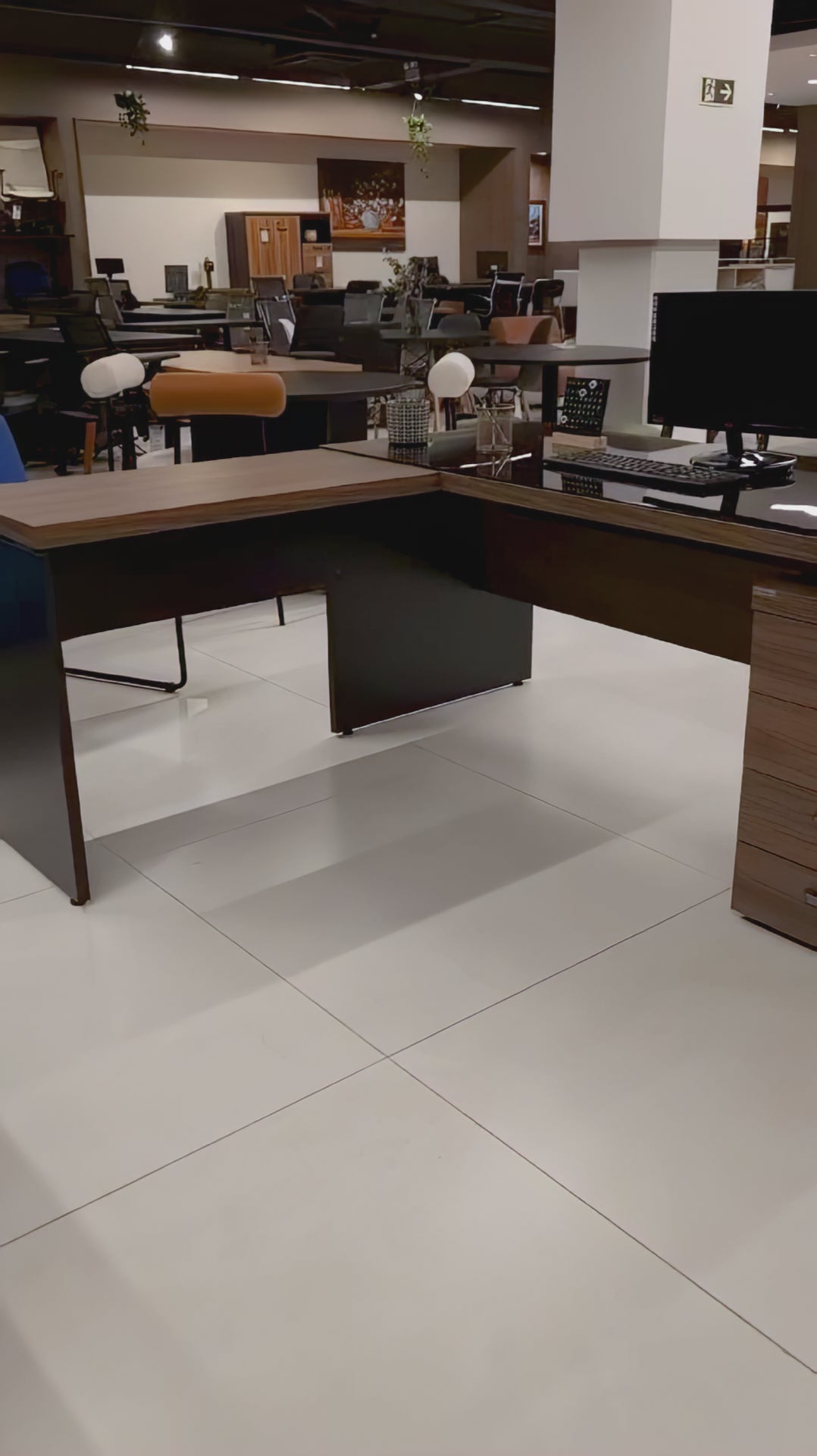 Mesa de Escritório Executiva diretor dinâmica com gaveteiro pedestal de 4 gavetas - Euro Croácia - 73,5AX150/172LX70P